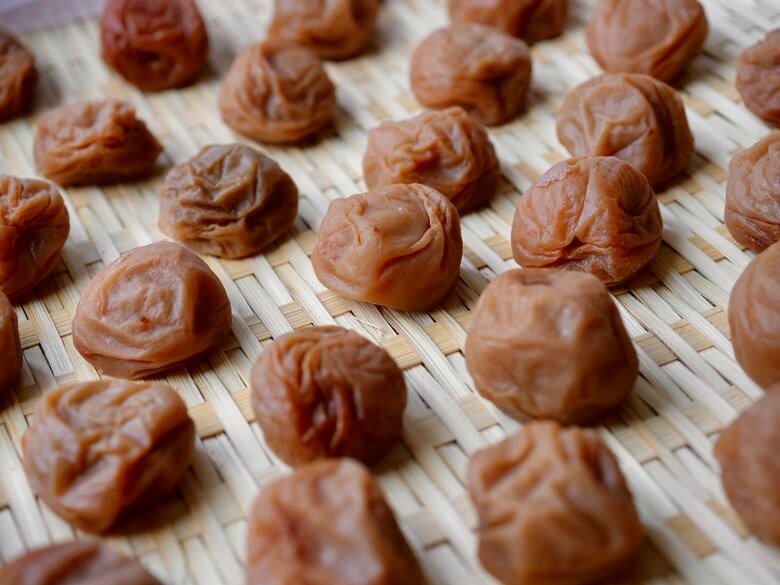 塩とシソだけで漬けた梅を天日干しする