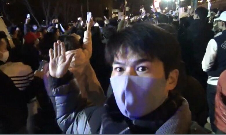 多くの市民が警察を前にして声を上げていた（北京・11月27日）