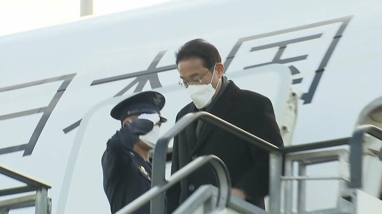 政府専用機を降りる岸田首相（英・グラスゴー）