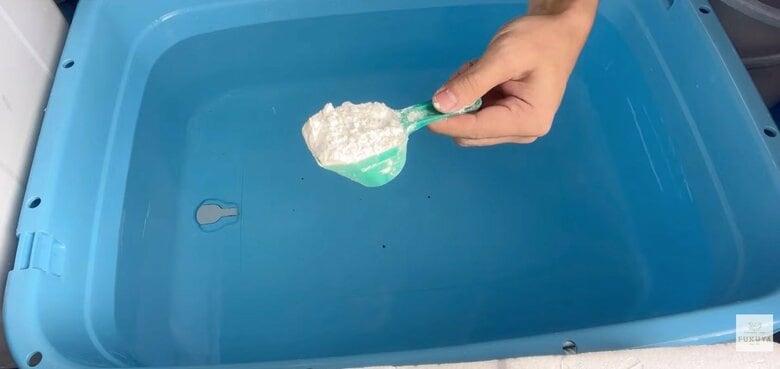 アルカリ性粉末洗剤をまず入れて