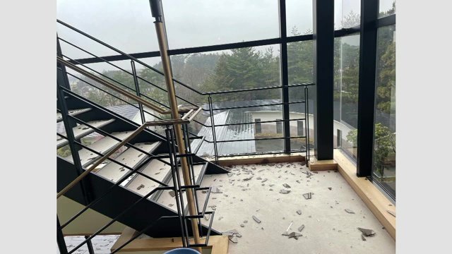 ホテルのガラスが地震で粉々に