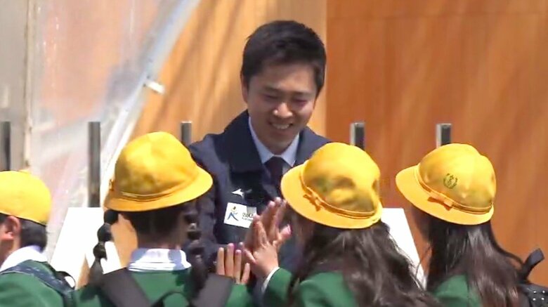 子供たちを出迎える吉村知事