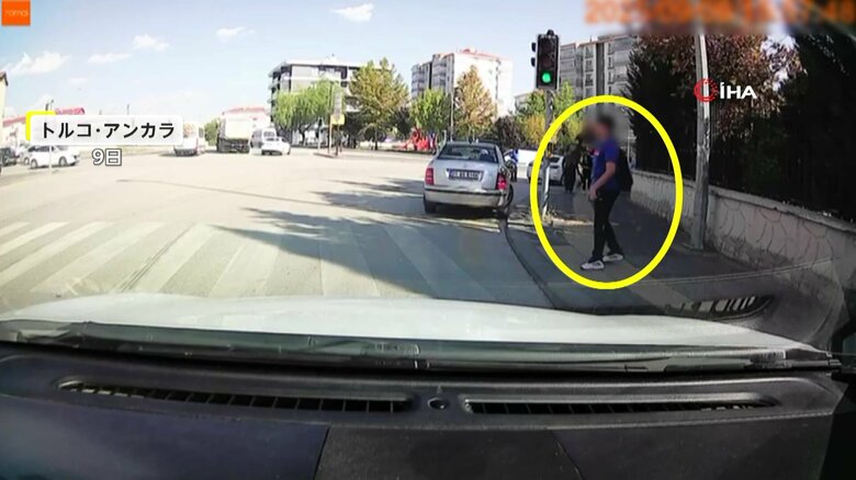 車が暴走し、学生が巻き込まれそうになる瞬間（9日、トルコ・アンカラ）①