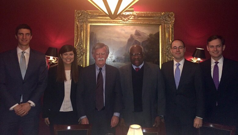 トーマス氏とボルトン氏の同窓会の様子