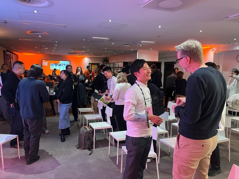 外国人に福岡市をアピールする石長史康さん（福岡市役所・経済観光文化局　創造推進部グローバルスタートアップ推進担当　係長）（撮影：清水俊宏）