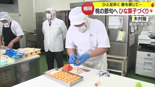 手作業で菓子を作る職人