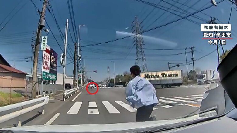 慌てて車を飛び出して救助に向かう男性