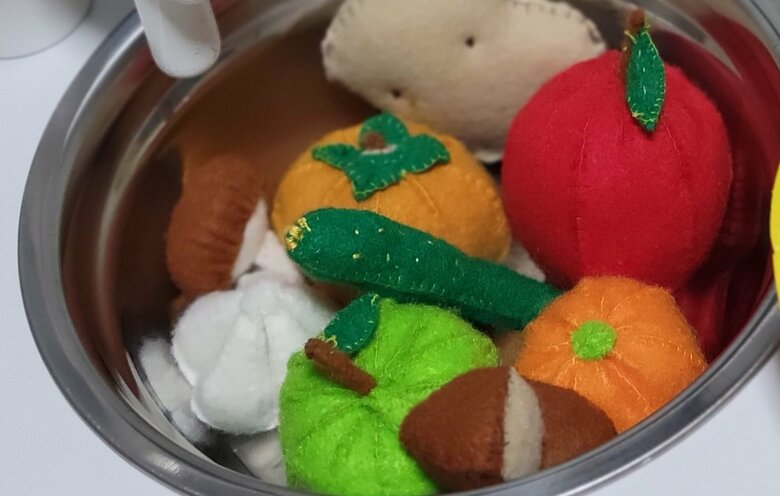 左下の白いおもちゃが「にんにく」。現在、どこにお片付けしたかわからず、プチ行方不明中だとか…