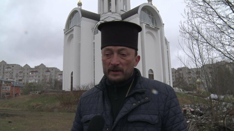 取材に応じる大司教