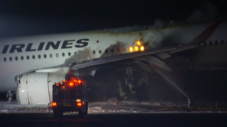 羽田空港で炎上する日航機