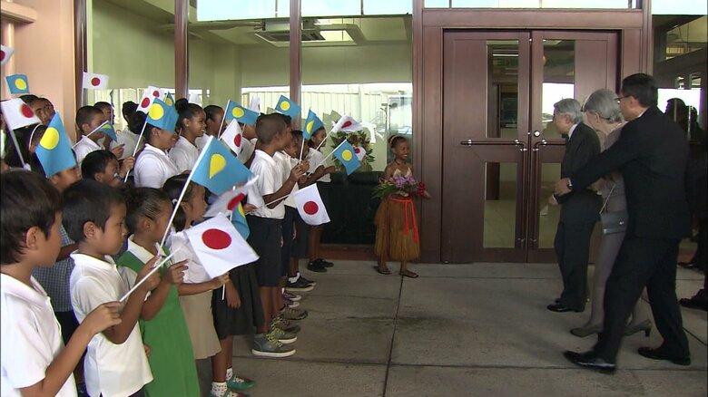 空港前で両陛下を歓迎する子供たち