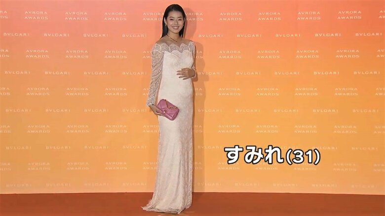 レースをあしらった白いドレスで　すみれさん