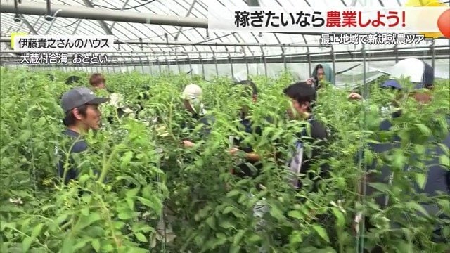 トマトのハウスで参加者を前に語る伊藤貴之さん