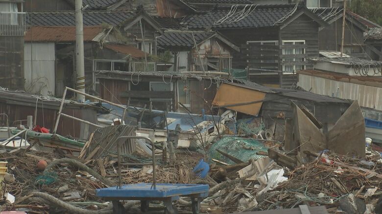 津波によって漁具などが島内に散乱