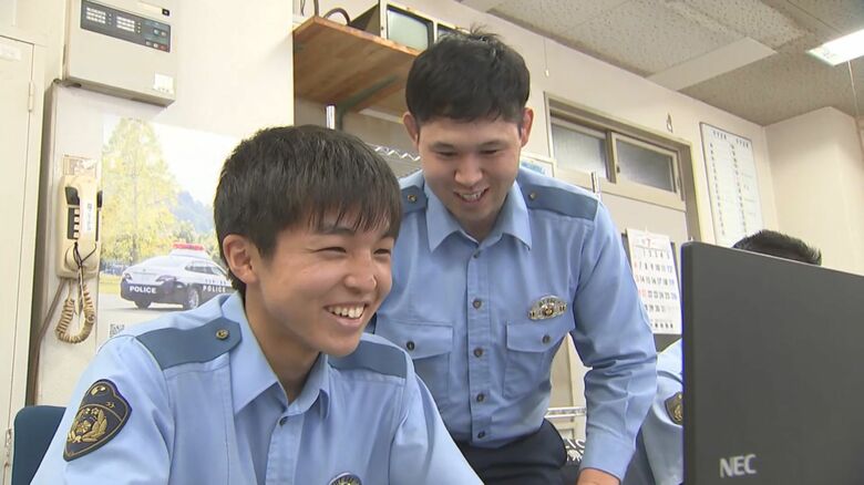 日田警察署で働く増本雄大さん（左）