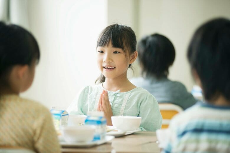 小・中学校の給食実施率は100％ではない（画像：イメージ）