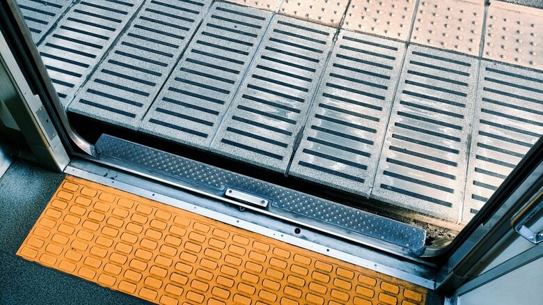 降りたい駅の前でいったん出てすぐに乗り、乗降口付近のポジションを確保しよう（画像はイメージ）