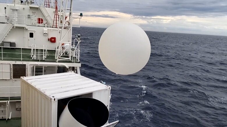 ラジオゾンデを積んだ気球を自動で飛ばすシステム（提供：気象庁）