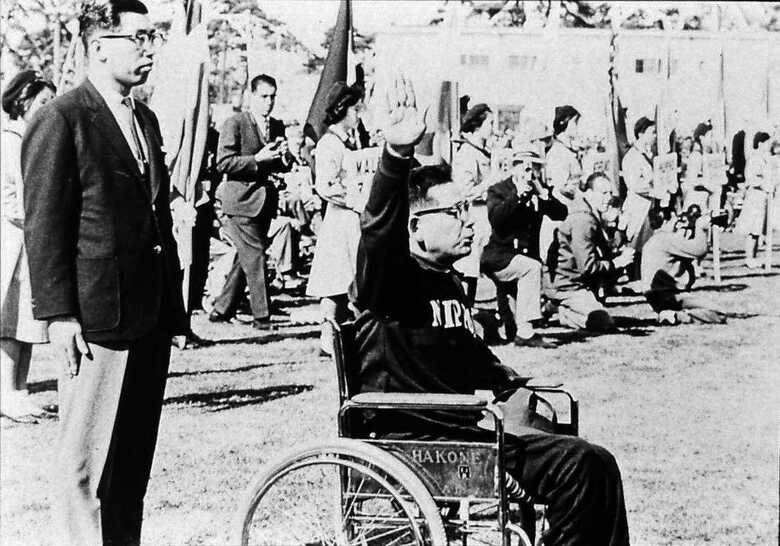 選手宣誓する日本人選手　左は中村裕博士