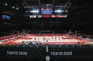 テレビ中継に映らない幻のハーフタイムショー AIバスケロボが五輪のコートでロングシュート決める