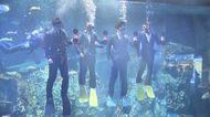 「新人のスーツ濡れてかわいそう」の声に意外な答え…鳥羽水族館の“水中入社式” あのスーツのヒミツ
