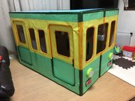 1歳息子のために作った“段ボール電車”のクオリティがすごい! 広がる「#おうちあそび」の輪