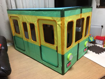 1歳息子のために作った“段ボール電車”のクオリティがすごい! 広がる「#おうちあそび」の輪