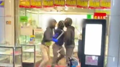 宝石店従業員が“さすまた”で撃退　強盗警戒し「用意していた」　驚いた3人組“小走りで”逃走…バイク1台は盗難車か