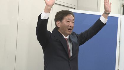 【上越市長選】前市長・自民県議などが支えた元外交官・小菅淳一氏(73)が初当選！バンザイでは歓喜の涙も「私利私欲なく市民のために」