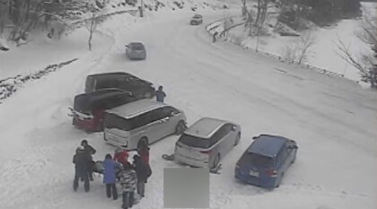 道路上に違法駐車してティータイムまで…栃木県日光市で現れた謎の集団に地元から不安の声