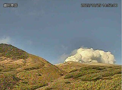 【警戒】“噴火警戒レベル2”で火口周辺規制が継続する雌阿寒岳で噴火発生―ポンマチネシリ火口から約500mの範囲で大きな噴石に警戒_北海道