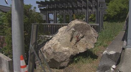 2メートルの巨大な岩が直撃　山の斜面からかなりのスピードで　防犯カメラに車庫が崩れ落ちる瞬間　「石は人命に関わる」住民から不安の声　県が土のうや警報システムなど緊急対策　長野・松本市