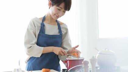 キッチンに立つ時間も無駄にしない!下半身を鍛えて“代謝アップ”を狙う 忙しい人のためのトレーニング2種