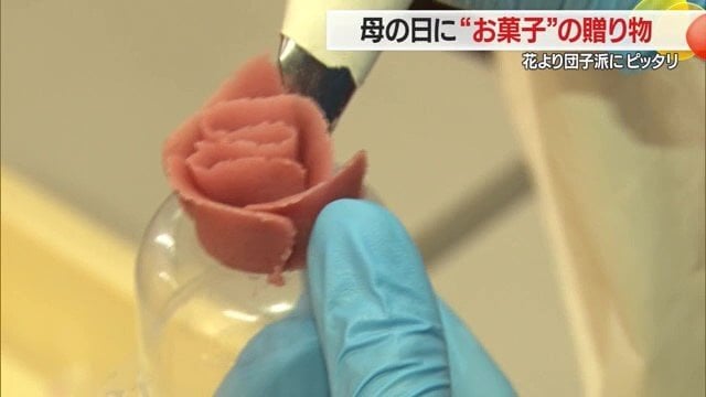 「花」の部分は、職人が一つひとつ丁寧にしぼり出して花の形を作っていく