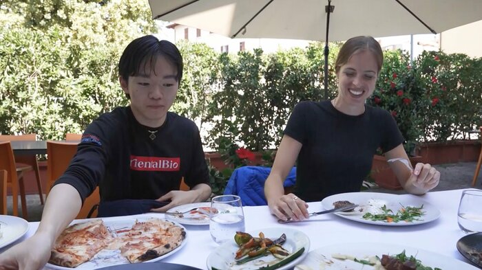 カロリーナ・コストナーさんと食事する鍵山