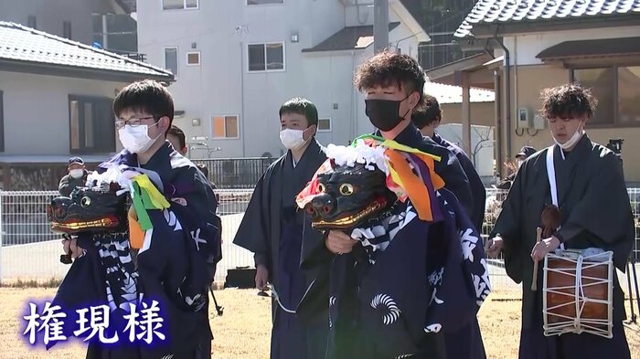 神様を宿した獅子頭「権現様」を携えた神楽衆