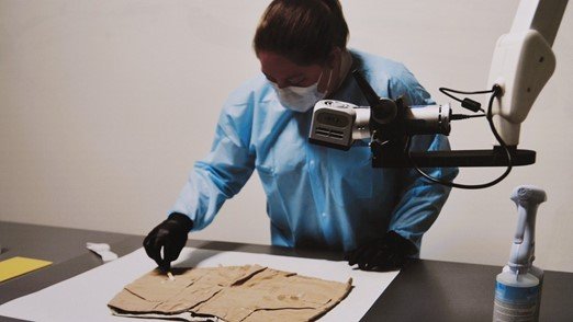 被害者の手に被せられていた紙袋からDNA採取に成功した　保安官事務所FBより