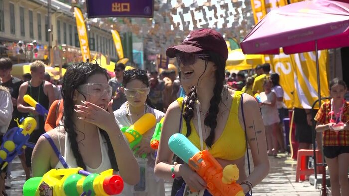 笑顔あふれる水かけ祭り