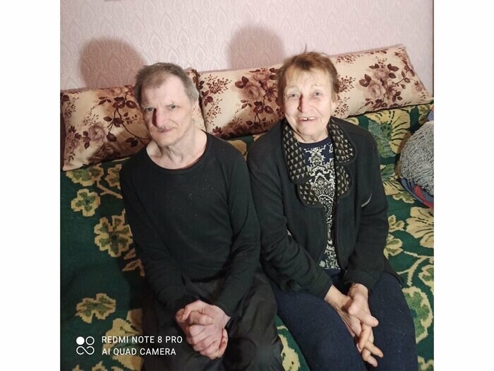 左:マーヤさんの兄・ジェニャさん(58)、右:義母・サーシャさん(79)