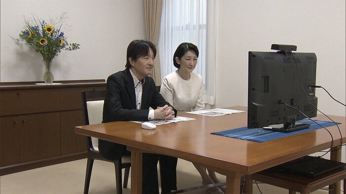 全国高校総合文化祭の生徒実行委員らとオンラインで懇談するご夫妻 8月19日撮影