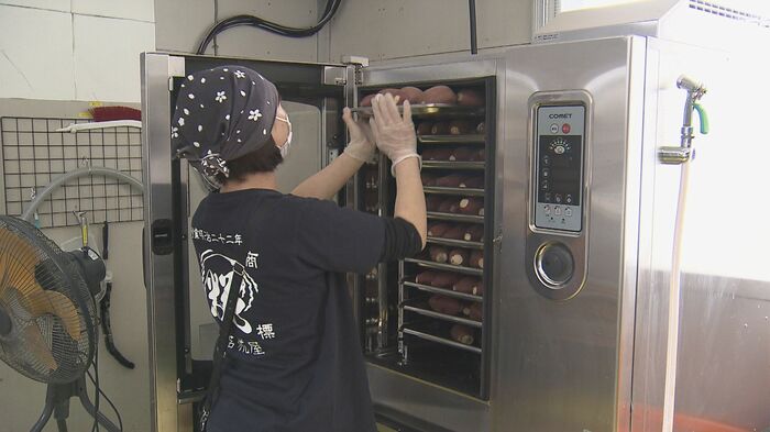 「シルクスイート」を専用のオーブンで焼く