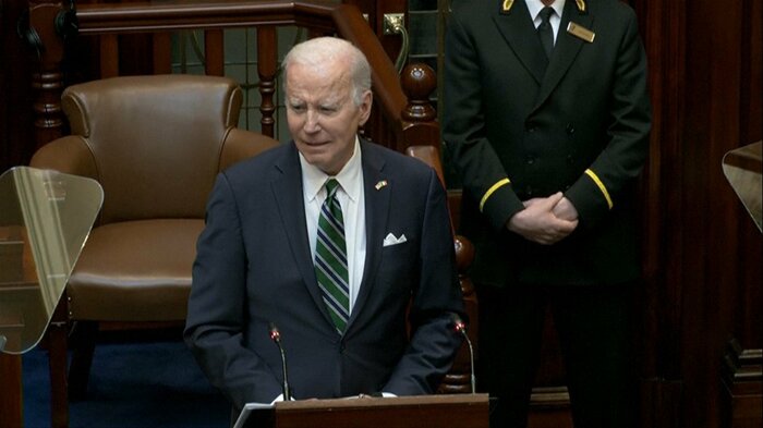 アイルランドの議会で演説したバイデン大統領は、アイルランド語で”Ta me sa bhaile.”=「帰宅したよ」と言って喝采を浴びた(4月13日、ダブリン)