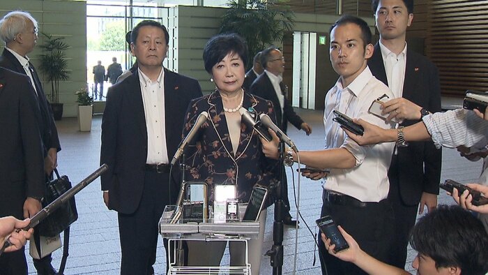 岸田首相との会談後、取材に応じる小池知事