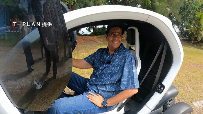 試乗して笑顔を見せるパラオのウィップス大統領