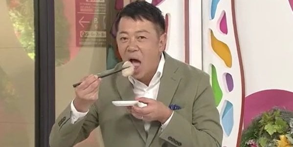 シマアジの刺身を試食するOHK・萩原渉アナウンサー