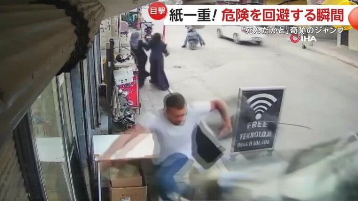 車を避けるためにジャンプする男性