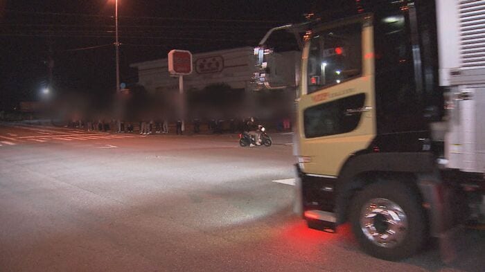 トラックの近くで蛇行運転をしている