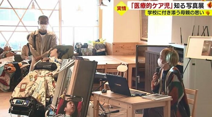 山本さん(右)のトークイベントに夫と息子も来場
