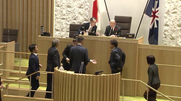 議長席の前で与野党が対応を議論していると―