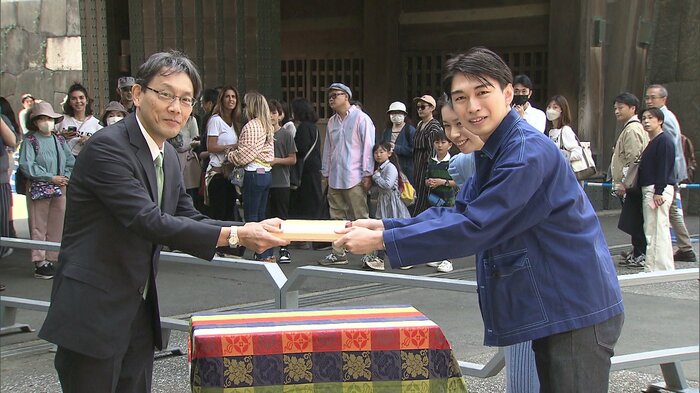3500万人目の入園者に記念品贈呈(東御苑)